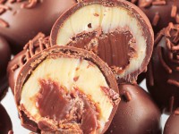 /album/doces-finos/bombom-com-trufa-de-chocolate-branco-e-brigadeiro-1-jpg/